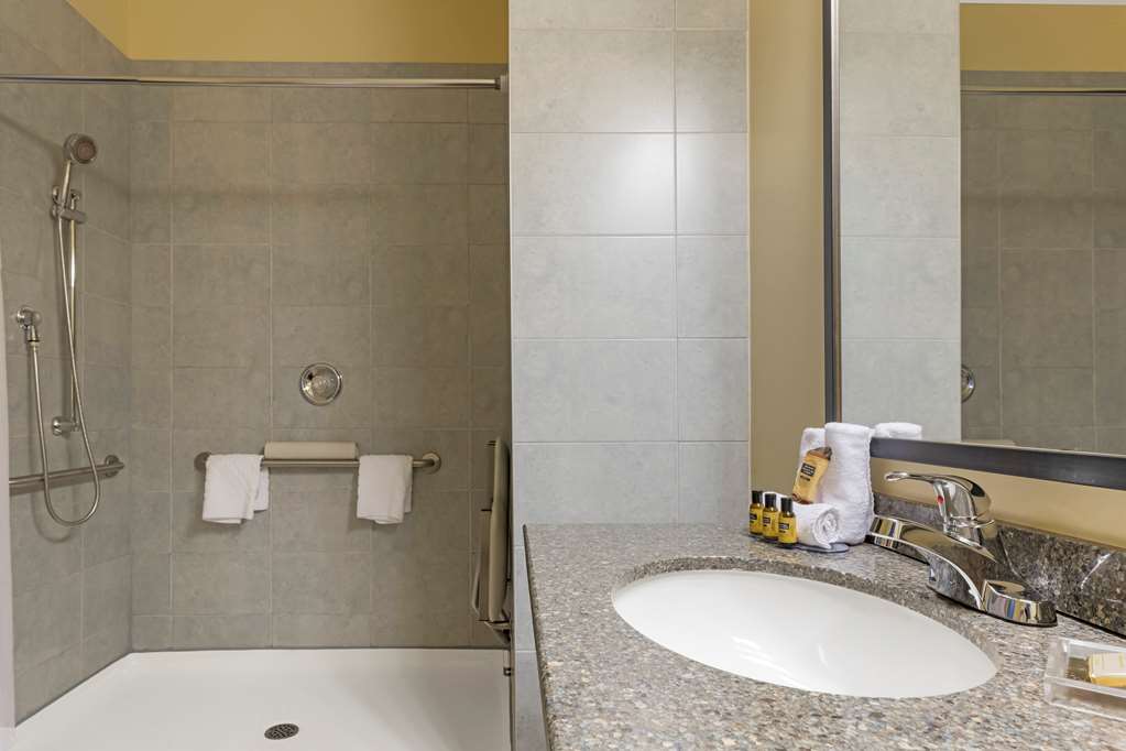 Best Western Plus Liverpool Hotel & Conference Centre-guestroom-Guest Room,Bathroom,On-Site.jpg