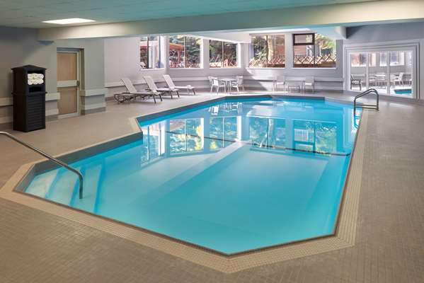 Pool - Best Western Parkway Hotel Richmond Hill