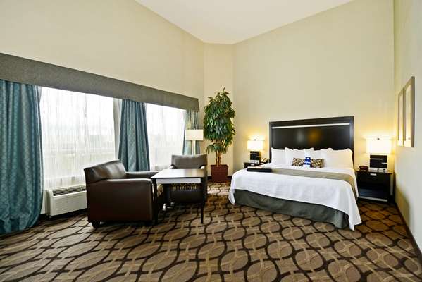 Suite - Best Western Plus Travel Hotel Toronto Airport