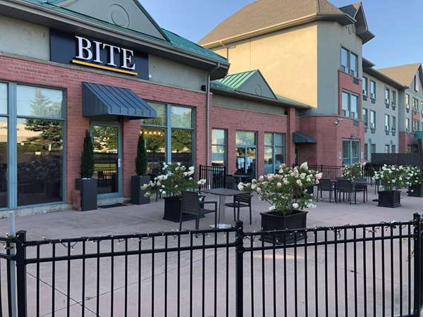 Restaurant - Best Western Plus Travel Hotel Toronto Airport