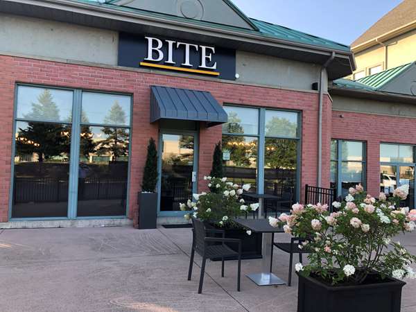 Restaurant - Best Western Plus Travel Hotel Toronto Airport