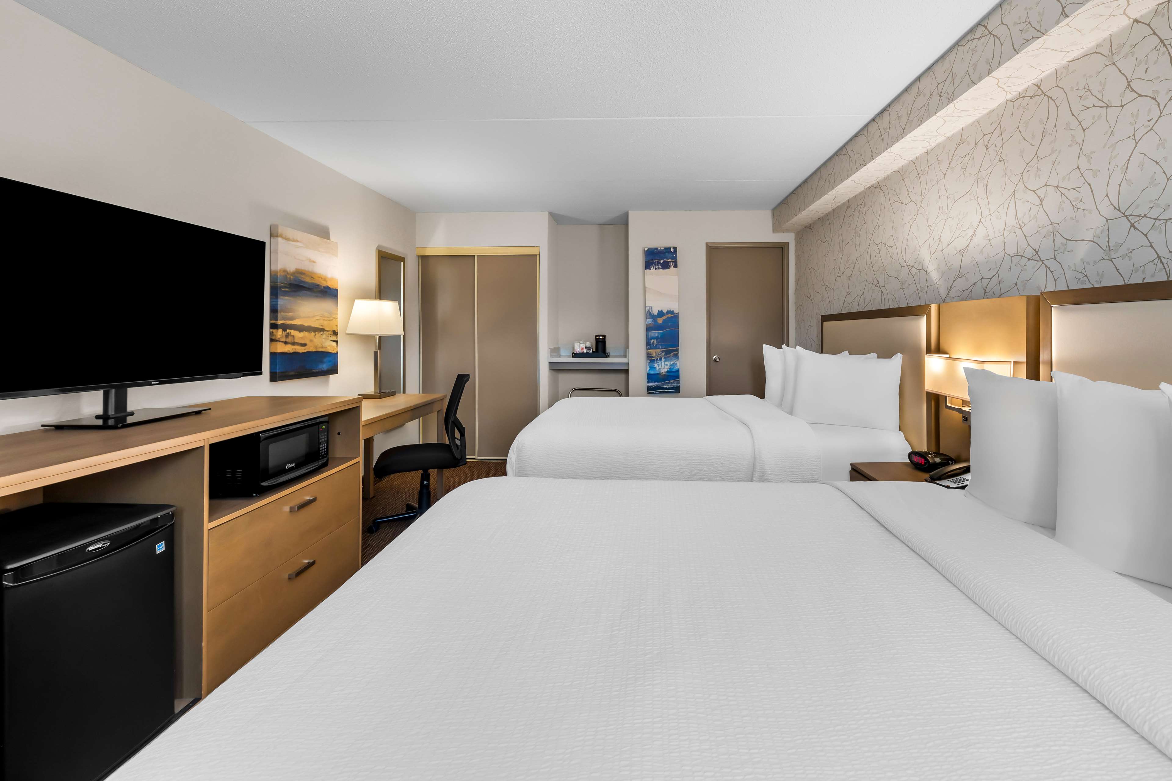Best Western Halton Hills Room Type - 2 Queen Beds, Non-Smoking, Microwave And Refrigerator, Work Desk, Wi-Fi, Continental Breakfast
