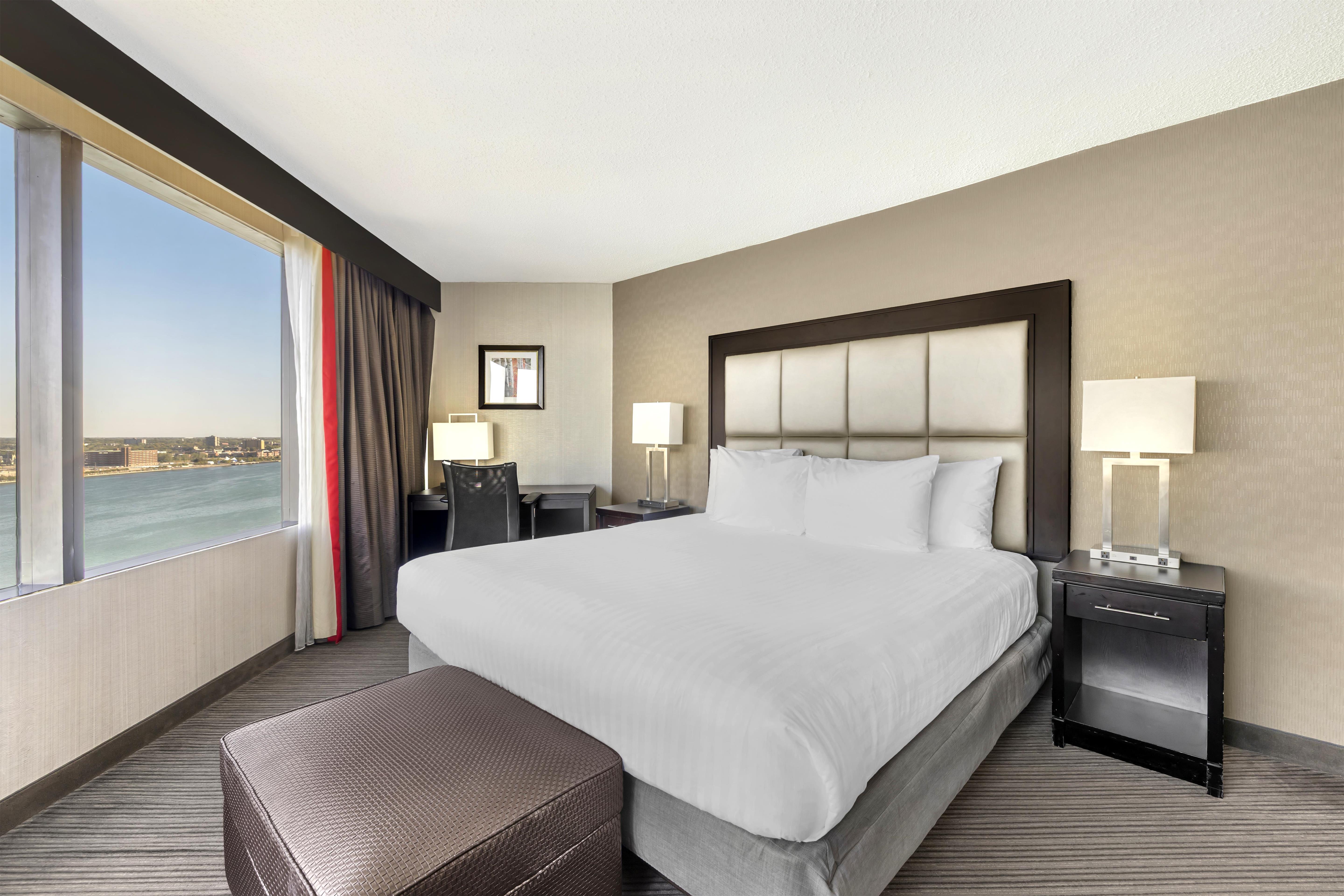 Best Western Plus Waterfront Hotel Room Type - 1 King Bed, Non-Smoking, Panoramic River View, Refrigerator, Flat Screen Television, High Speed Inte