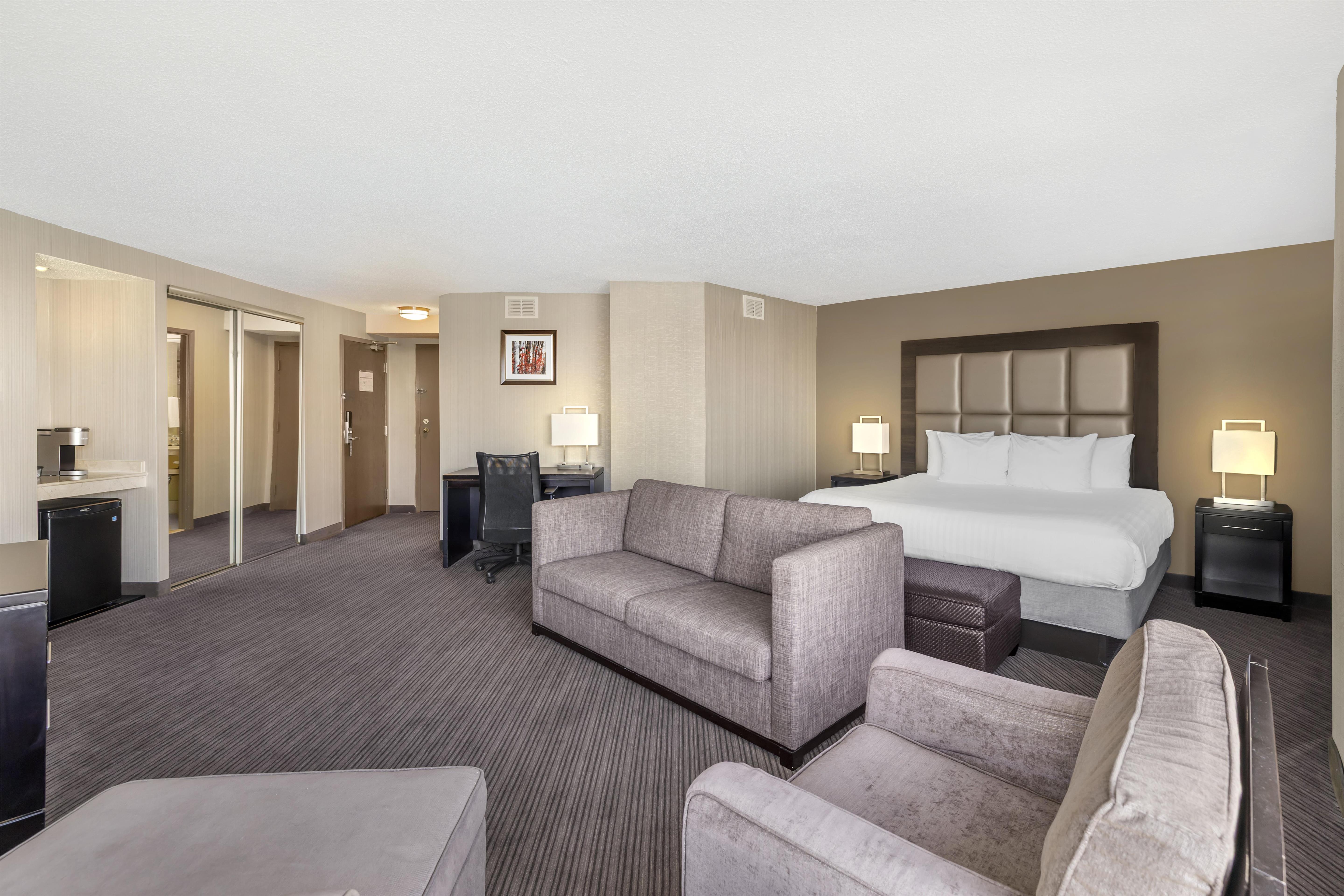 Best Western Plus Waterfront Hotel Room Type - Suite-1 King Bed, Non-Smoking, Corner Room, Panoramic View, Microwave And Refrigerator, Wi-Fi