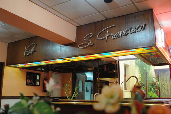 Full Bar,On-Site,Bar/Lounge