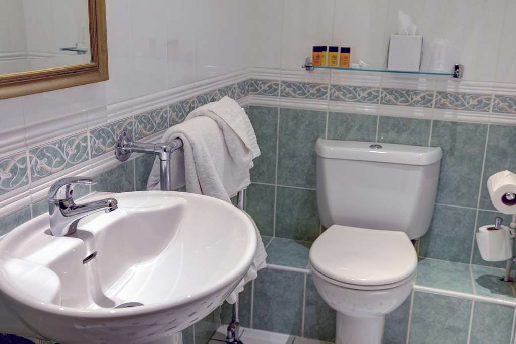 Best Western Aberavon Beach Hotel-guestroom-Guest Room,Bathroom,On-Site.jpg
