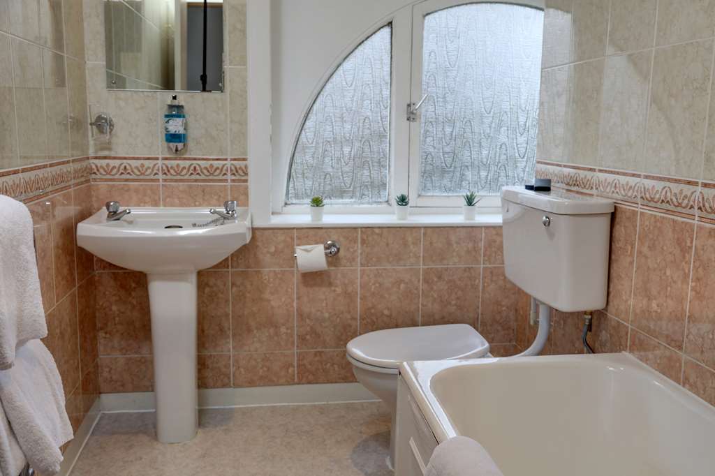 Best Western Queens Hotel-guestroom-Guest Room,Bathroom,On-Site.jpg