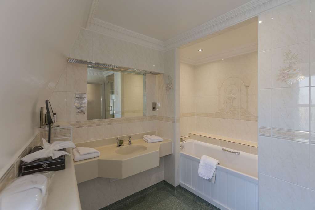 Best Western Moores Central Hotel-guestroom-Guest Room,Bathroom,Suite,On-Site.jpg