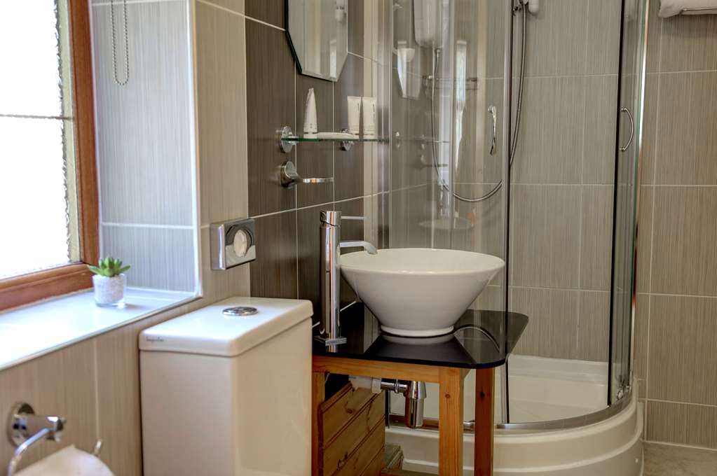 Best Western London Ilford Hotel-guestroom-Guest Room,Bathroom,On-Site.jpg