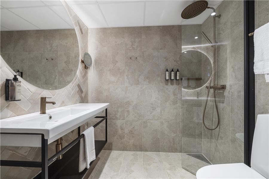 Guest Room,Bathroom,On-Site