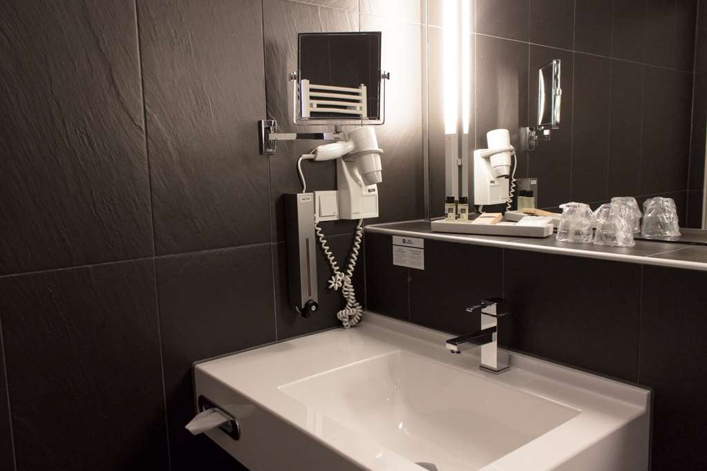 PLAZA INN WELS-guestroom-Guest Room,Bathroom,On-Site.jpg