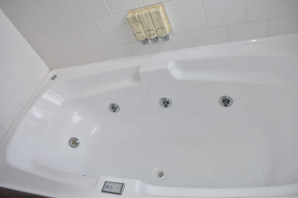 Best Western Coachman's Inn Motel-guestroom-Guest Room,Bathroom,On-Site.jpg