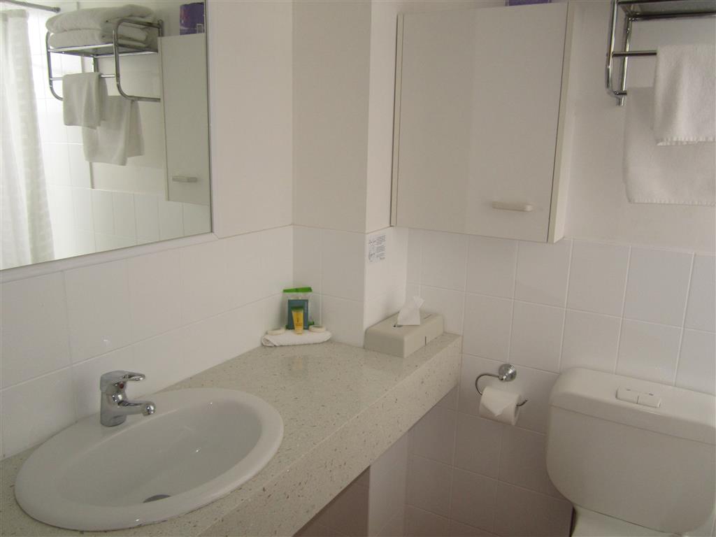 Best Western Parkside Motor Inn-guestroom-Guest Room,Bathroom,On-Site.jpg