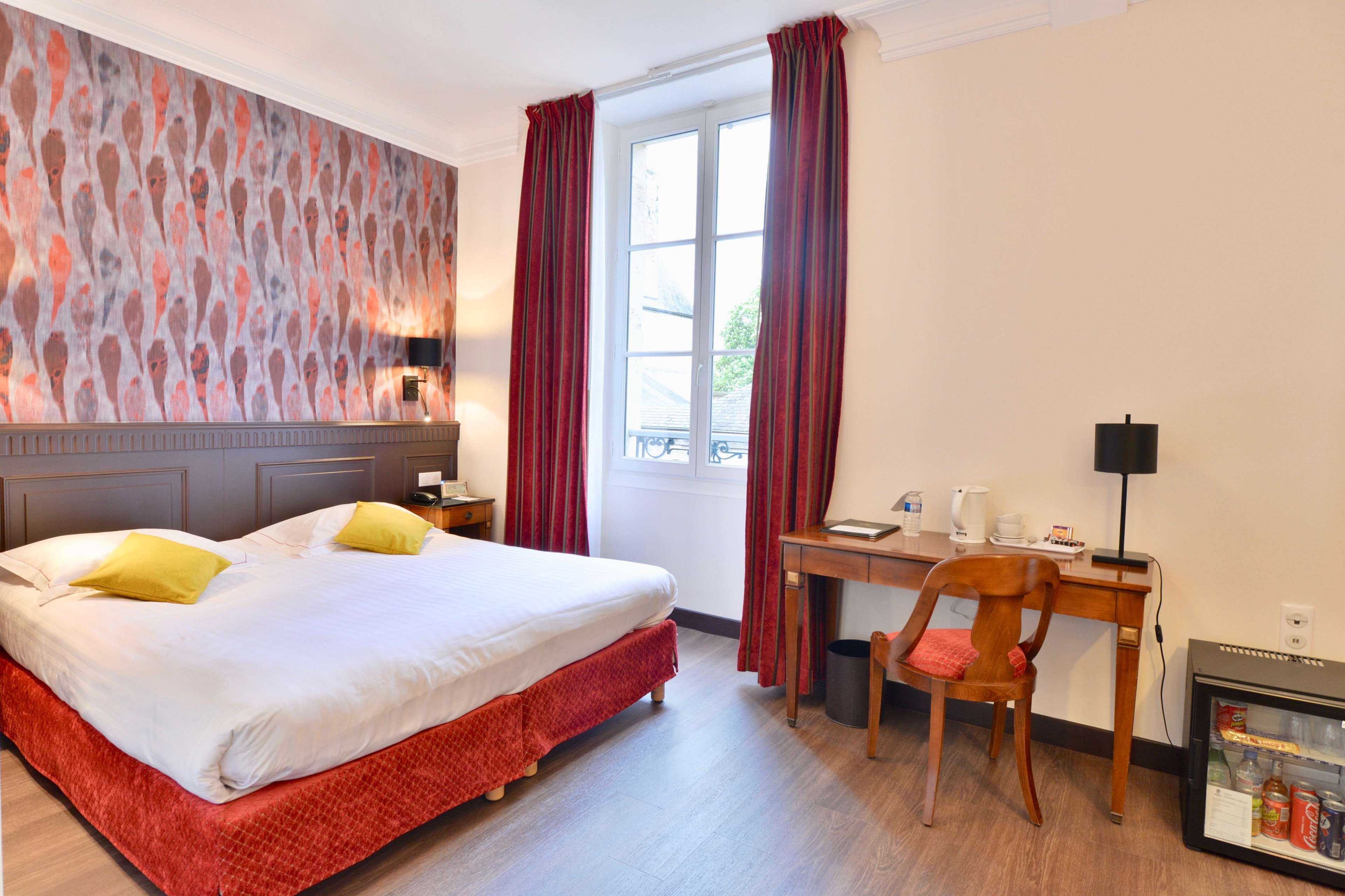Best Western Plus Hotel D'Angleterre Room Type - 1 King Bed, Non-Smoking, Superior Room, Sitting Area