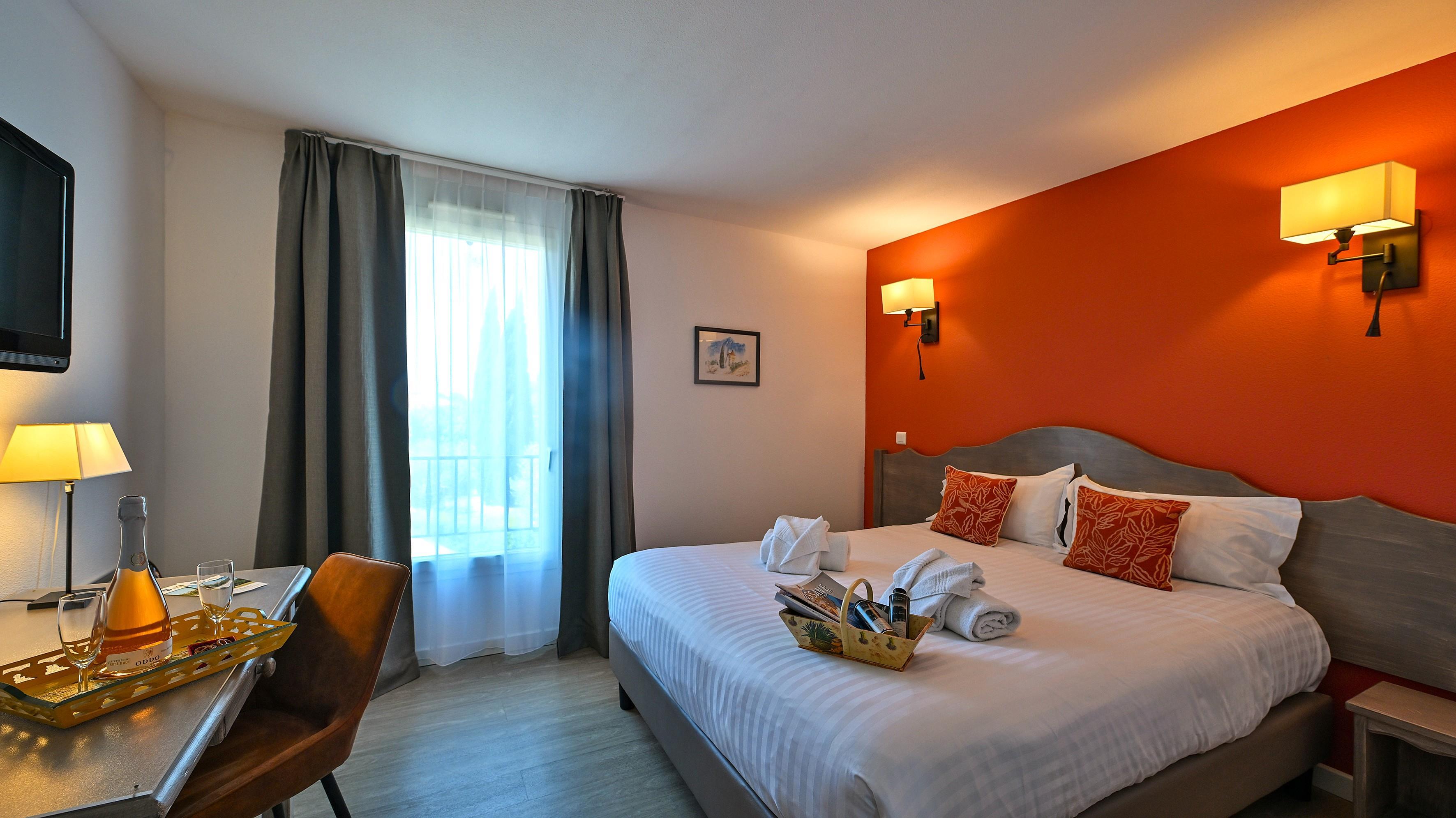 Best Western Aurelia Room Type - Superior Room, 1 Queen Bed, Non Smoking, Pool View