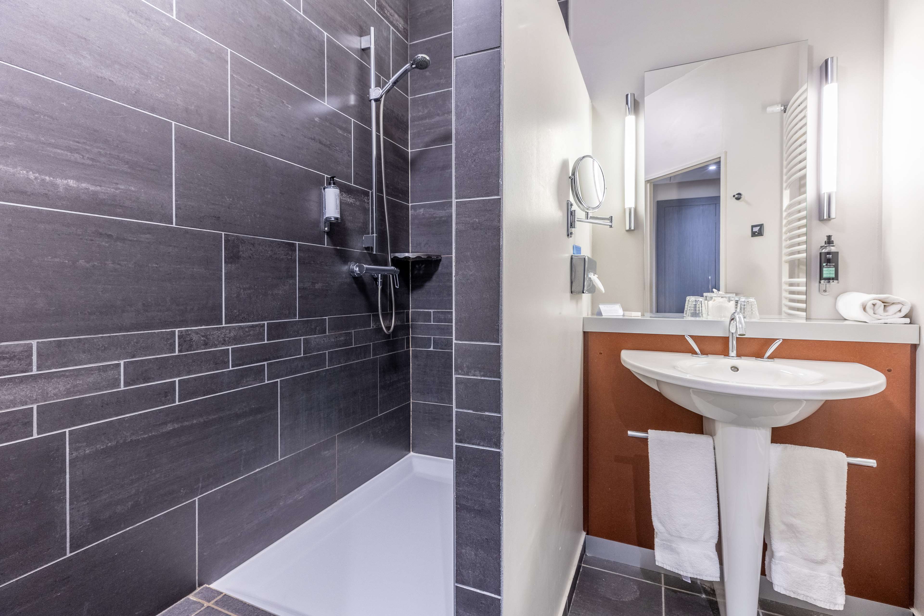 Best Western Plus Hotel Gergovie - Tap to explore photos