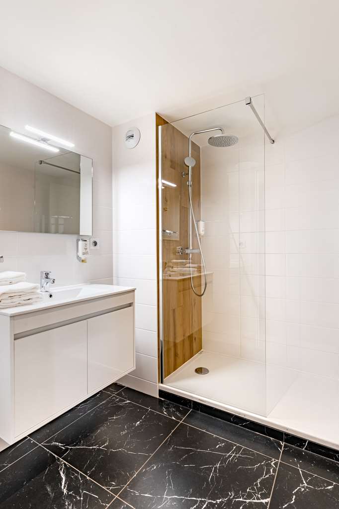 Best Western Hotel des Barolles - Lyon Sud-guestroom-Guest Room,Bathroom,On-Site.jpg