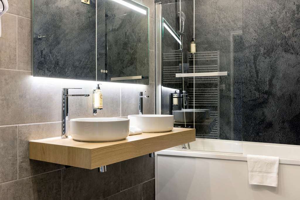 Best Western Hotel Hermitage-guestroom-Guest Room,Bathroom,On-Site.jpg