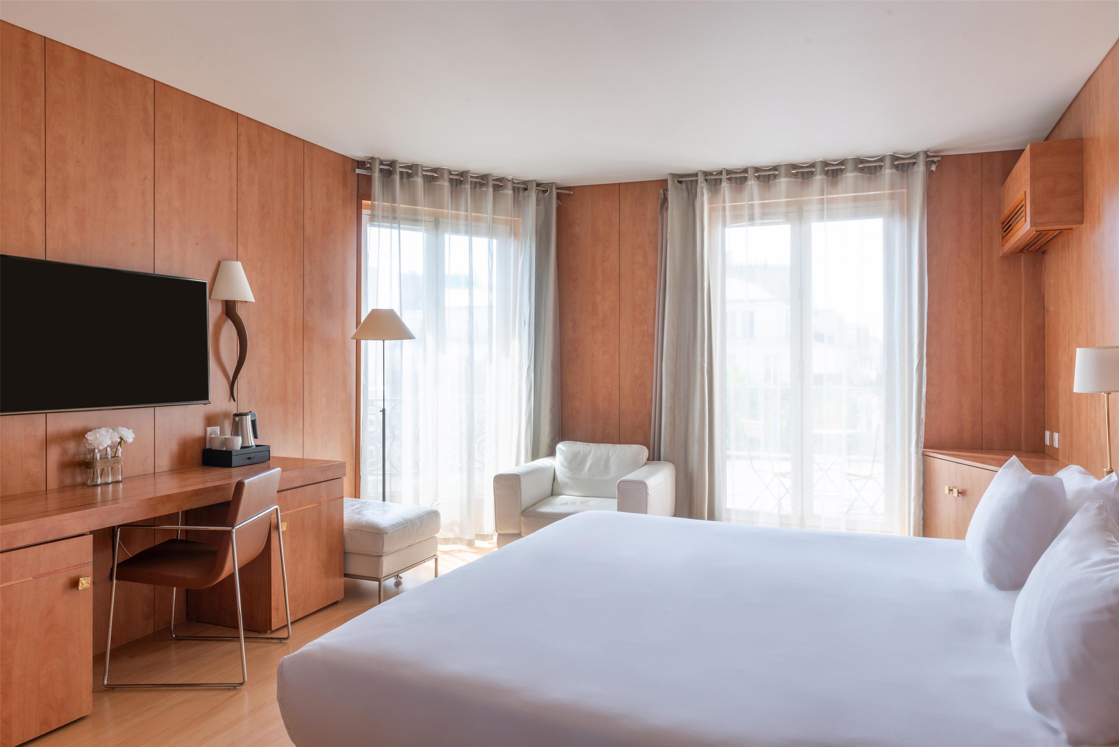 Best Western Ronceray Opera Room Type - 1 King Bed, Non-Smoking, Deluxe Room, Television With Large Screen, Small Lounge Area Best Western Ronceray Opera Room Type - 1 King Bed, Non-Smoking, Deluxe Room, Television With Large Screen, Small Lounge Area