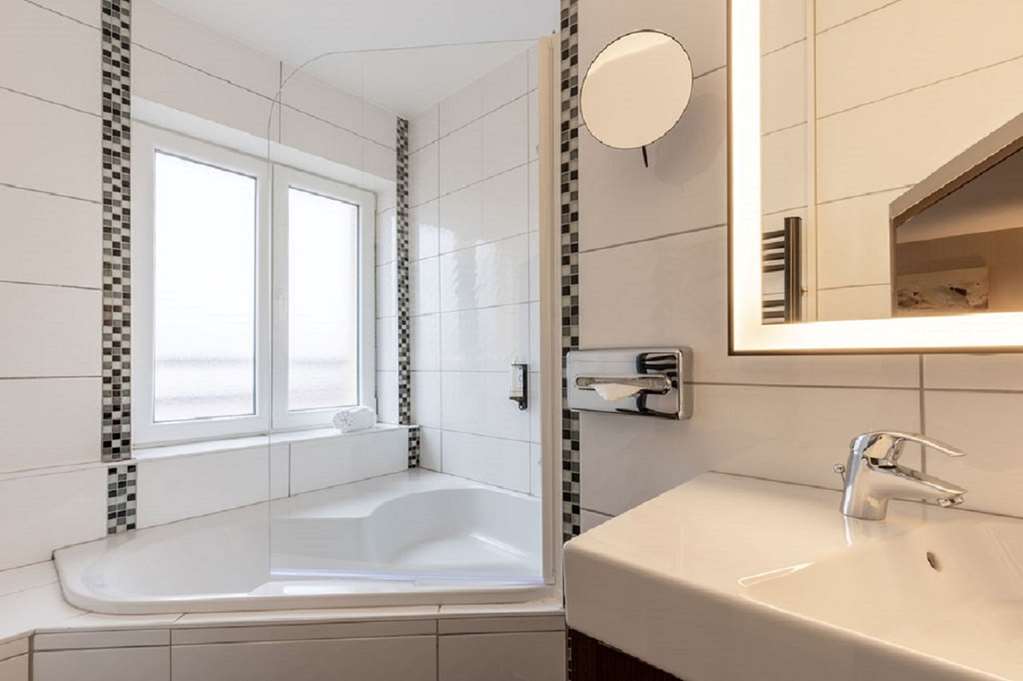 Best Western Plus Hotel Belfort Centre Gare-guestroom-Guest Room,Bathroom,On-Site.jpg