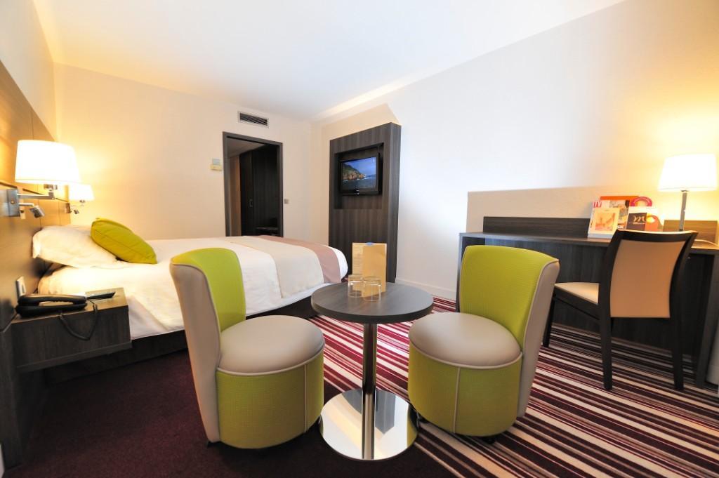 Best Western Plus Palais Des Congres Room Type - 2 Single Beds, Standard Room, Spacious, Sound Proof, Bathroom With Italian Shower, Mini Bar, Satelli