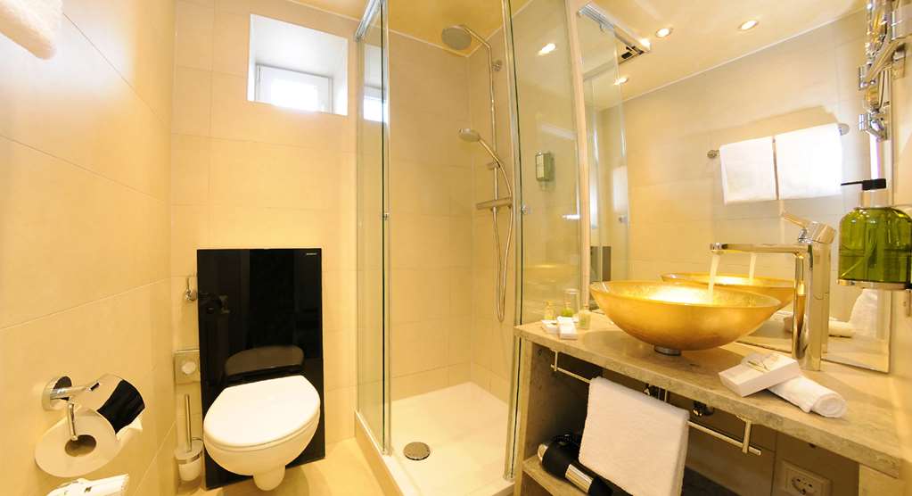 Best Western Plus Atrium Hotel-guestroom-Guest Room,Bathroom,On-Site.jpg