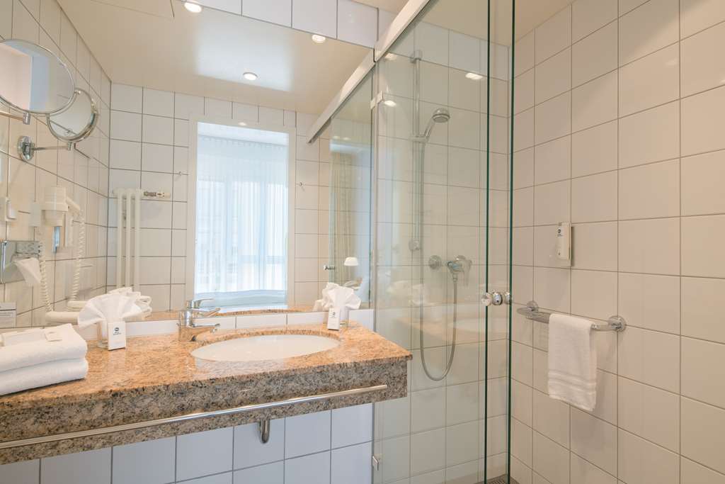 Best Western Hotel Am Strassberger Tor-guestroom-Guest Room,Bathroom,On-Site.jpg