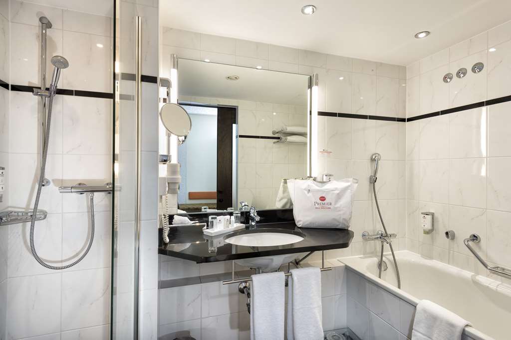 Best Western Premier Parkhotel Bad Mergentheim-guestroom-Guest Room,Bathroom,On-Site.jpg