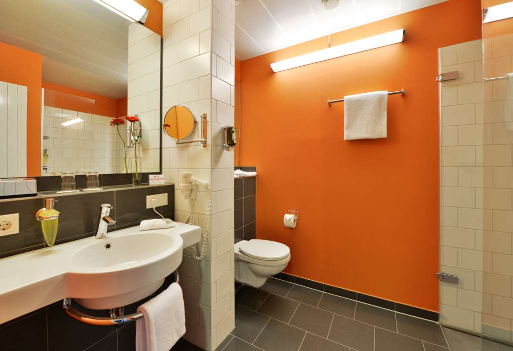 Best Western Plus Konrad Zuse Hotel-guestroom-Guest Room,Bathroom,On-Site.jpg
