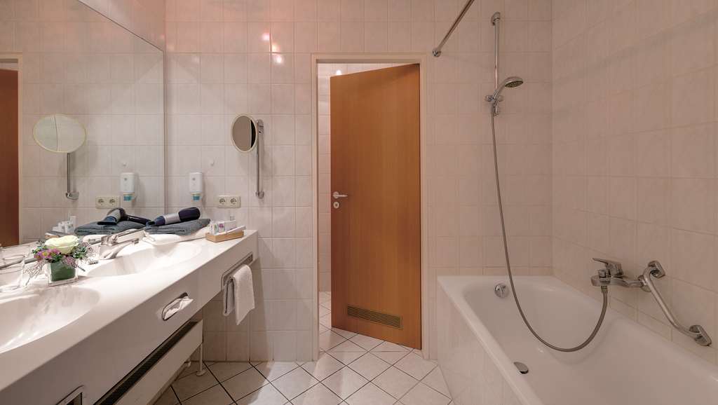 Best Western Aparthotel Birnbachhoehe-guestroom-Guest Room,Bathroom,On-Site.jpg