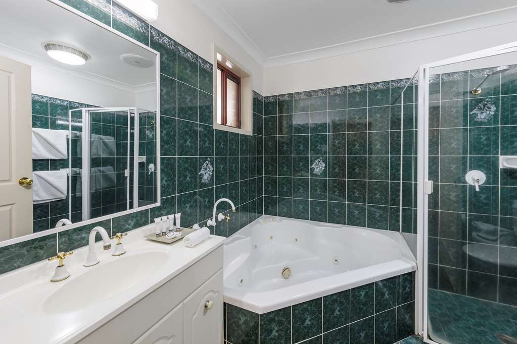 Best Western Ambassador Motor Inn & Apartments-guestroom-Guest Room,Bathroom,On-Site.jpg