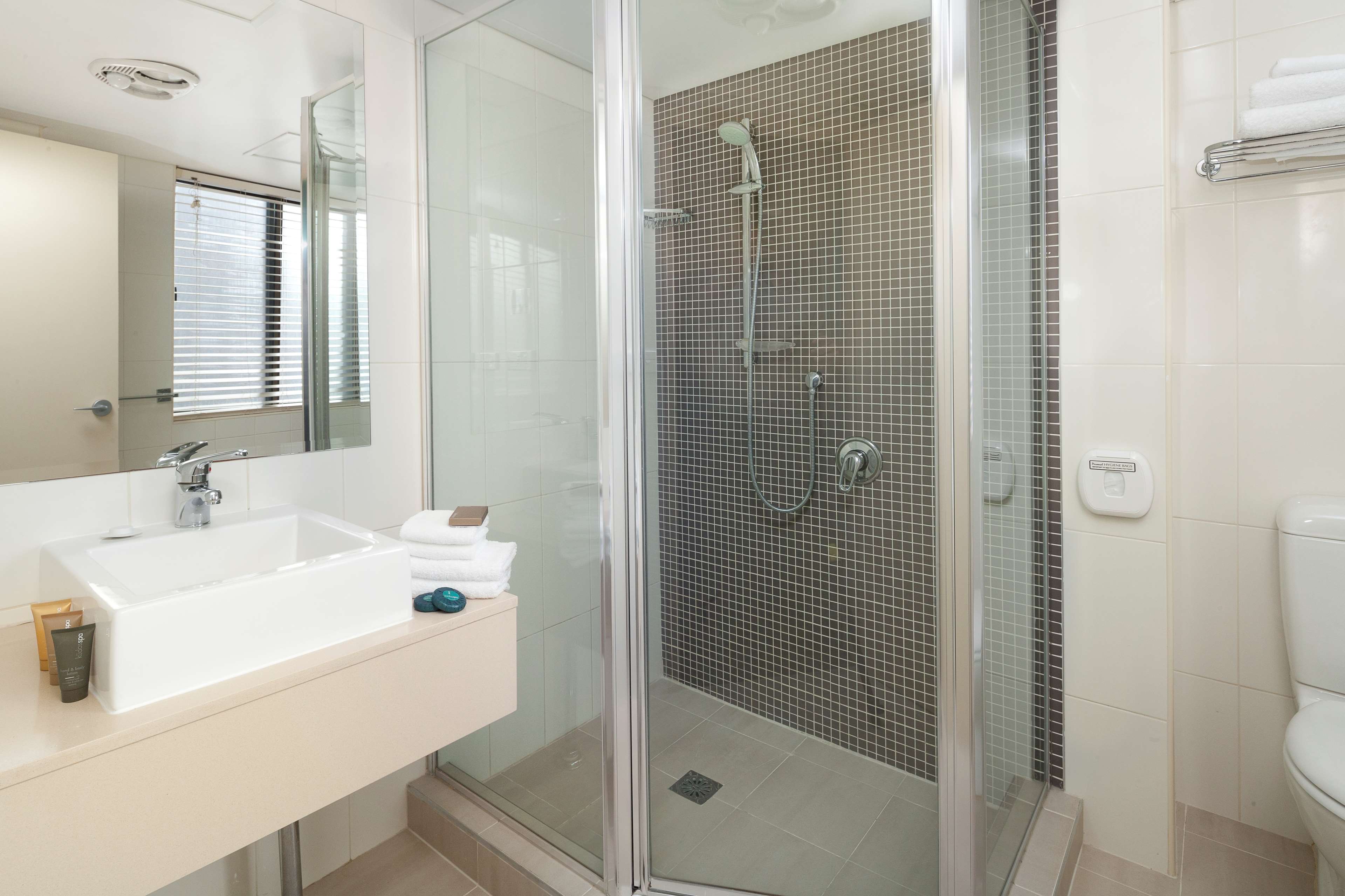 Best Western Plus Hotel Stellar Room Type - 1 Queen Bed, Non-Smoking, Studio, Kitchenette, Cable Tv, Free Wi-Fi