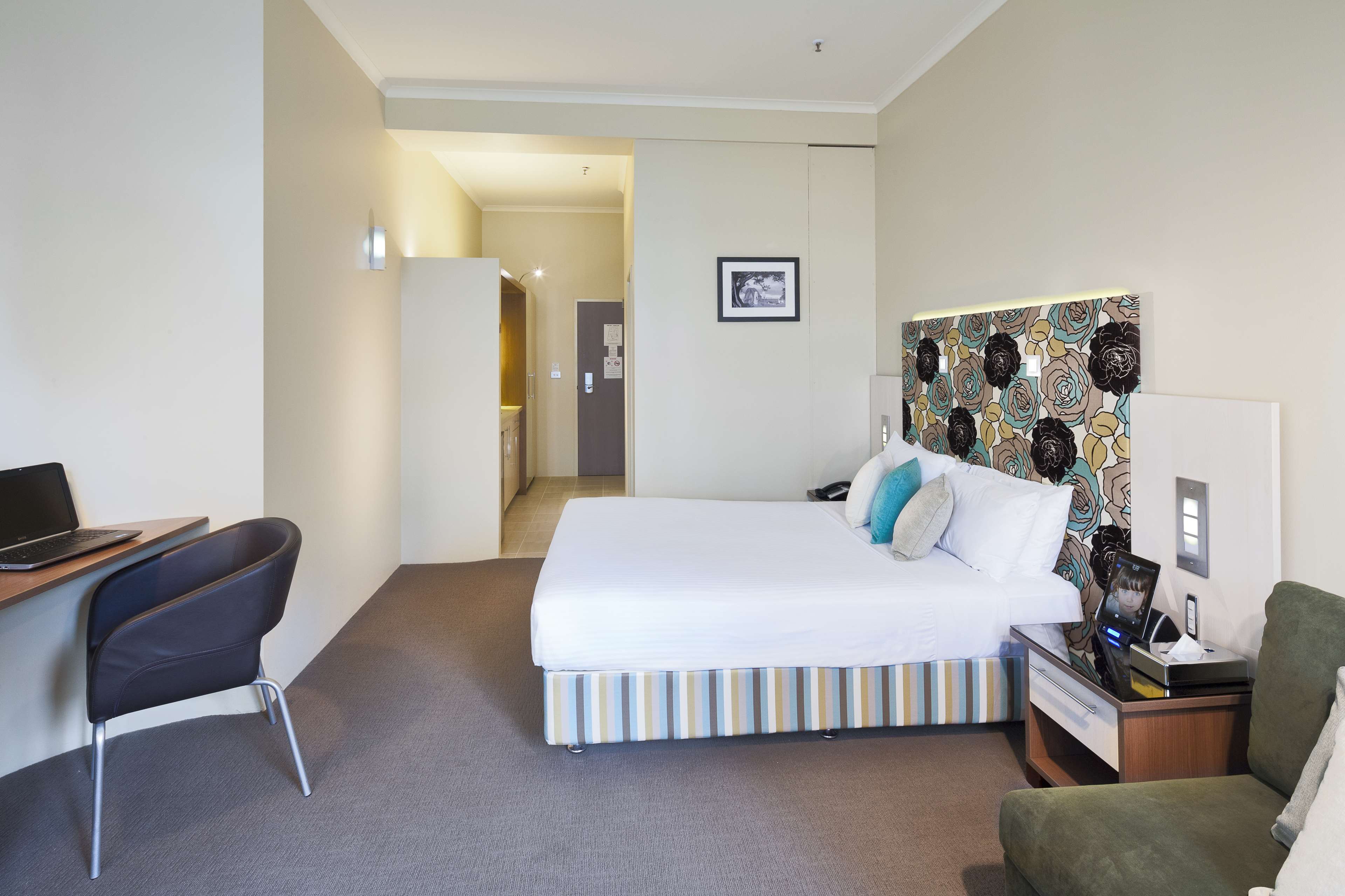 Best Western Plus Hotel Stellar Room Type - 1 Queen Bed, Non-Smoking, Deluxe Room, Kitchenette, Sofa, Work Desk, Free Wi-Fi Best Western Plus Hotel Stellar Room Type - 1 Queen Bed, Non-Smoking, Deluxe Room, Kitchenette, Sofa, Work Desk, Free Wi-Fi