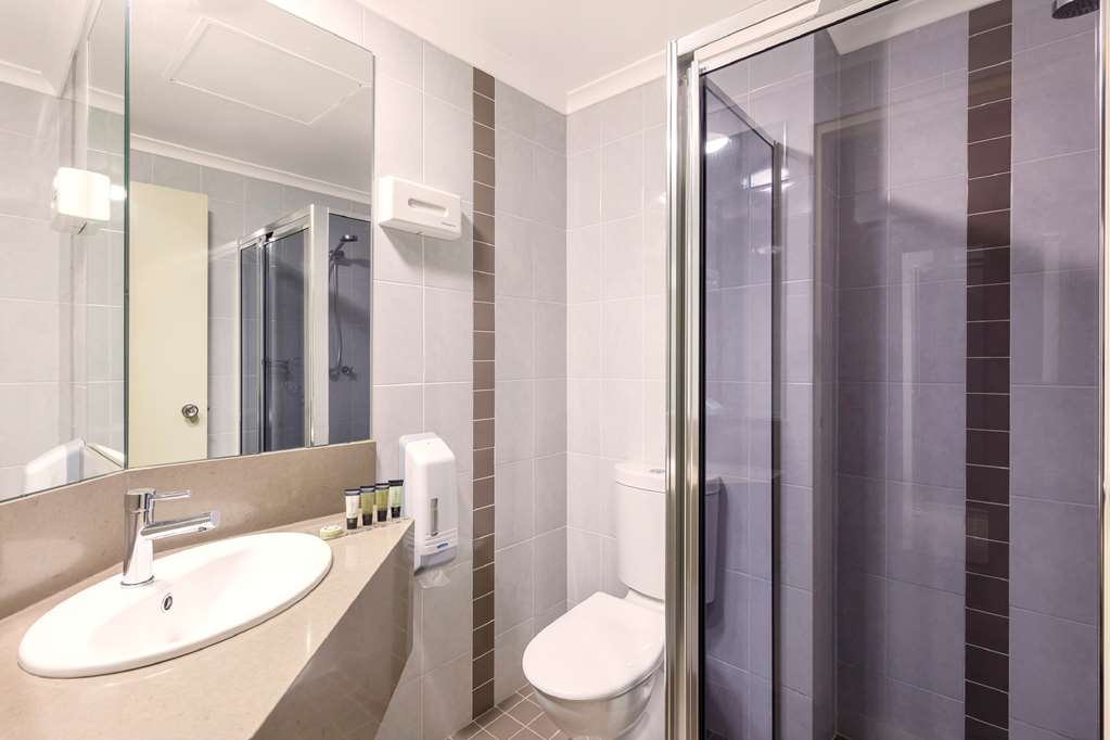 Garden City Hotel, BW Signature Collection-guestroom-Guest Room,Bathroom,On-Site.jpg