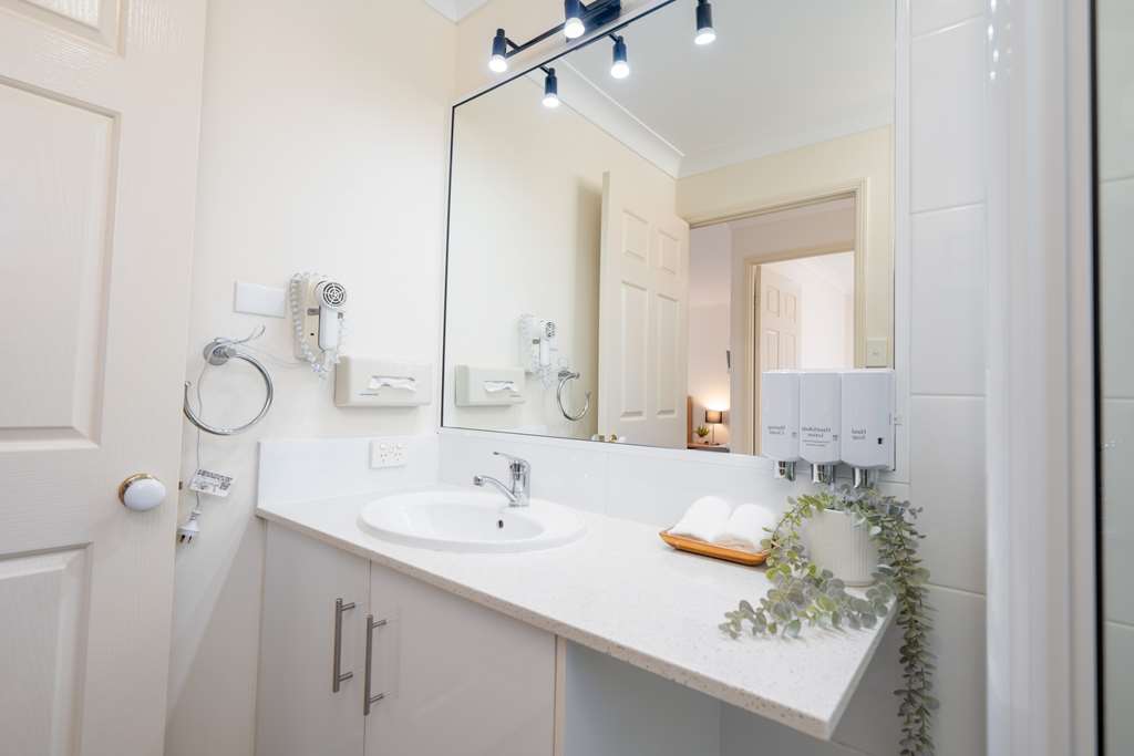 Best Western Tuscany on Tor Motor Inn-guestroom-Guest Room,Bathroom,On-Site.jpg