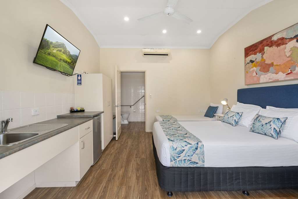 Caboolture Central Motor Inn, SureStay Collection by BW-guestroom-Guest Room,Bed,Queen bed,Accessibility,On-Site,Deluxe Room,Triple Room.jpg