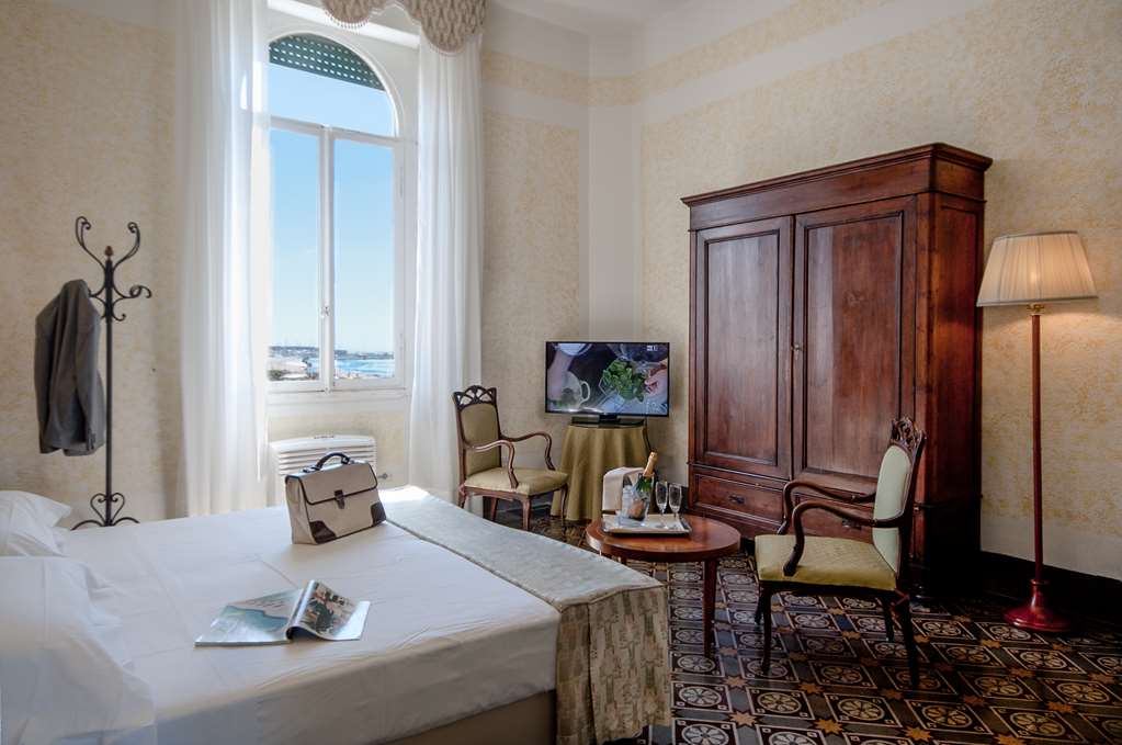 GRAND HOTEL ROYAL-guestroom-Guest Room,Guest Room Amenity,Coffee/tea facilities,Minibar,Safe,TV and multimedia,On-Site,Telephone.jpg