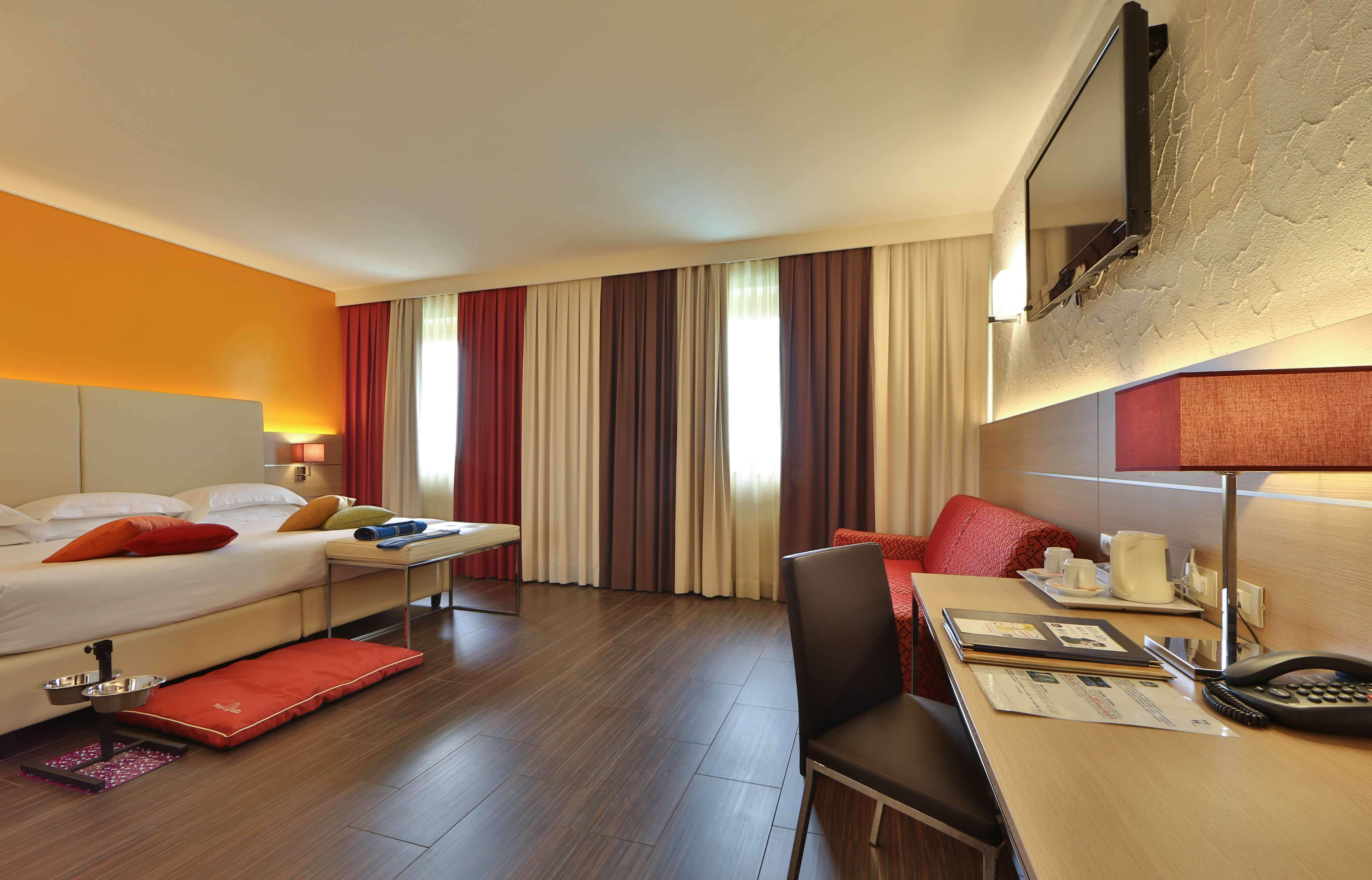 Best Western Plus Soave Hotel Room Type - 1 King Bed, Non-Smoking, Pet Friendly Room, 40 Square Meters, Dog Or Cat Kit, Cromotherapy Best Western Plus Soave Hotel Room Type - 1 King Bed, Non-Smoking, Pet Friendly Room, 40 Square Meters, Dog Or Cat Kit, Cromotherapy