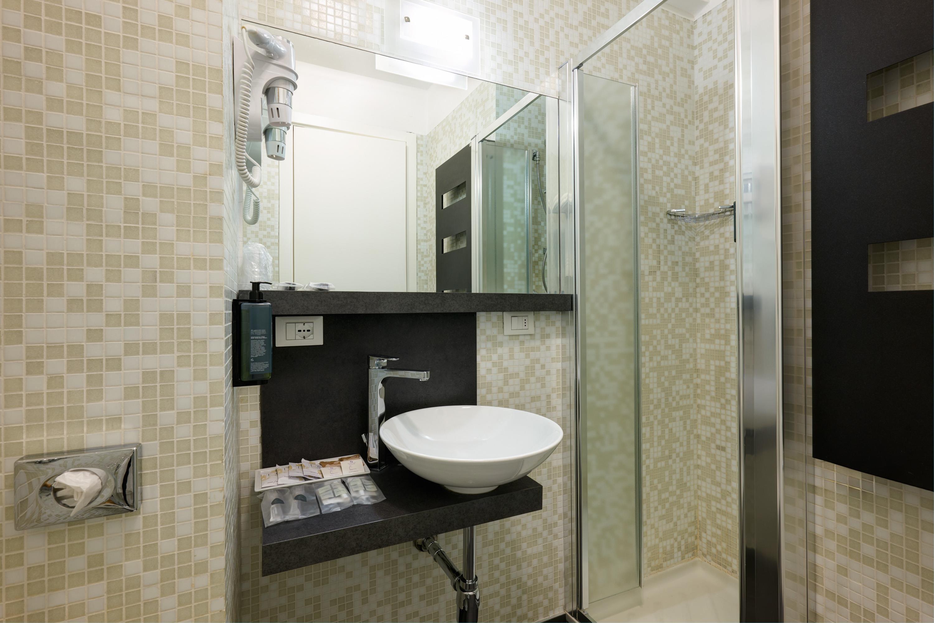Best Western Hotel Continental Room Type - 1 Queen Bed, Non-Smoking, Classic Room, Garden View, Work Space, Coffee And Tea Maker