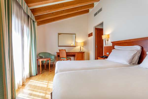 Guest Room,Bedding,On-Site