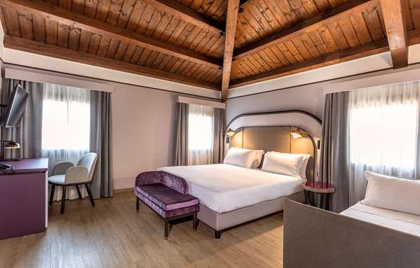 Guest Room,Bed,King bed,On-Site,Sofabed
