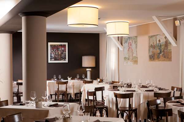 Dining,Dining Area,Restaurant,On-Site