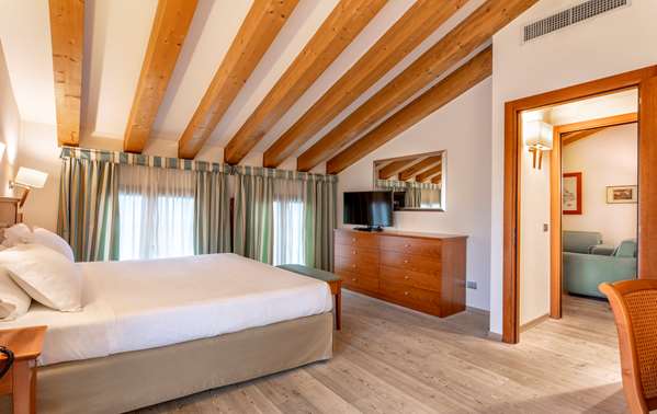 Guest Room,Bed,King bed,Suite,On-Site
