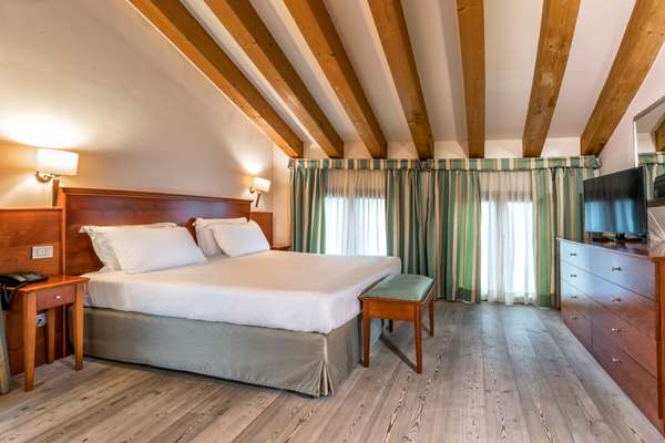 Guest Room,Bed,Bedding,Suite,On-Site