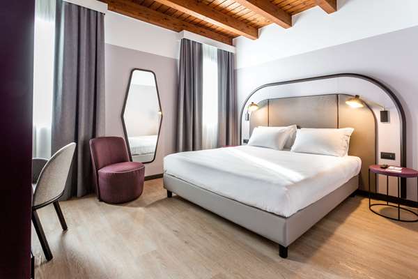 Guest Room,Bed,King bed,On-Site