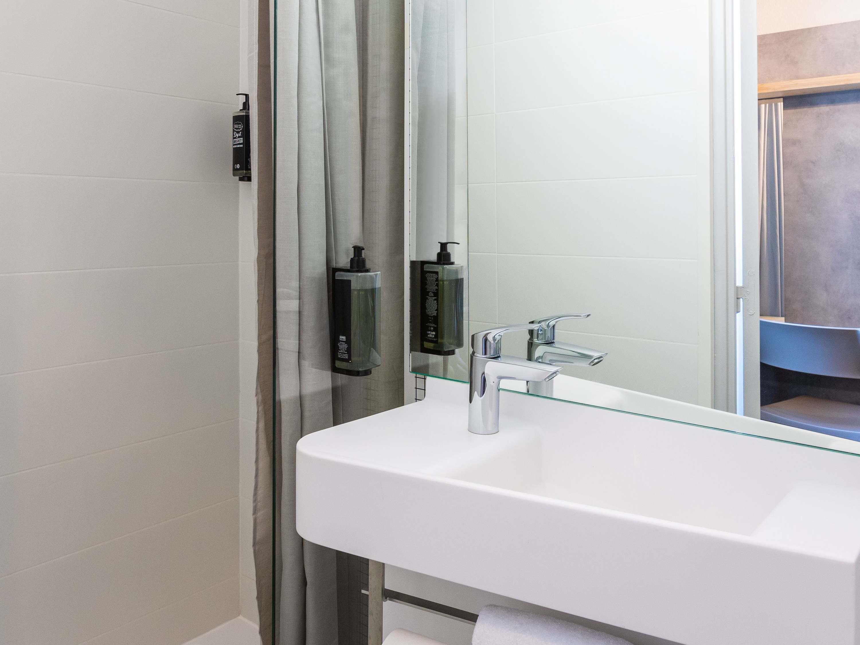 ibis budget Angoul Room Type - TRIPLE - Room with a large bed and a bunk bed