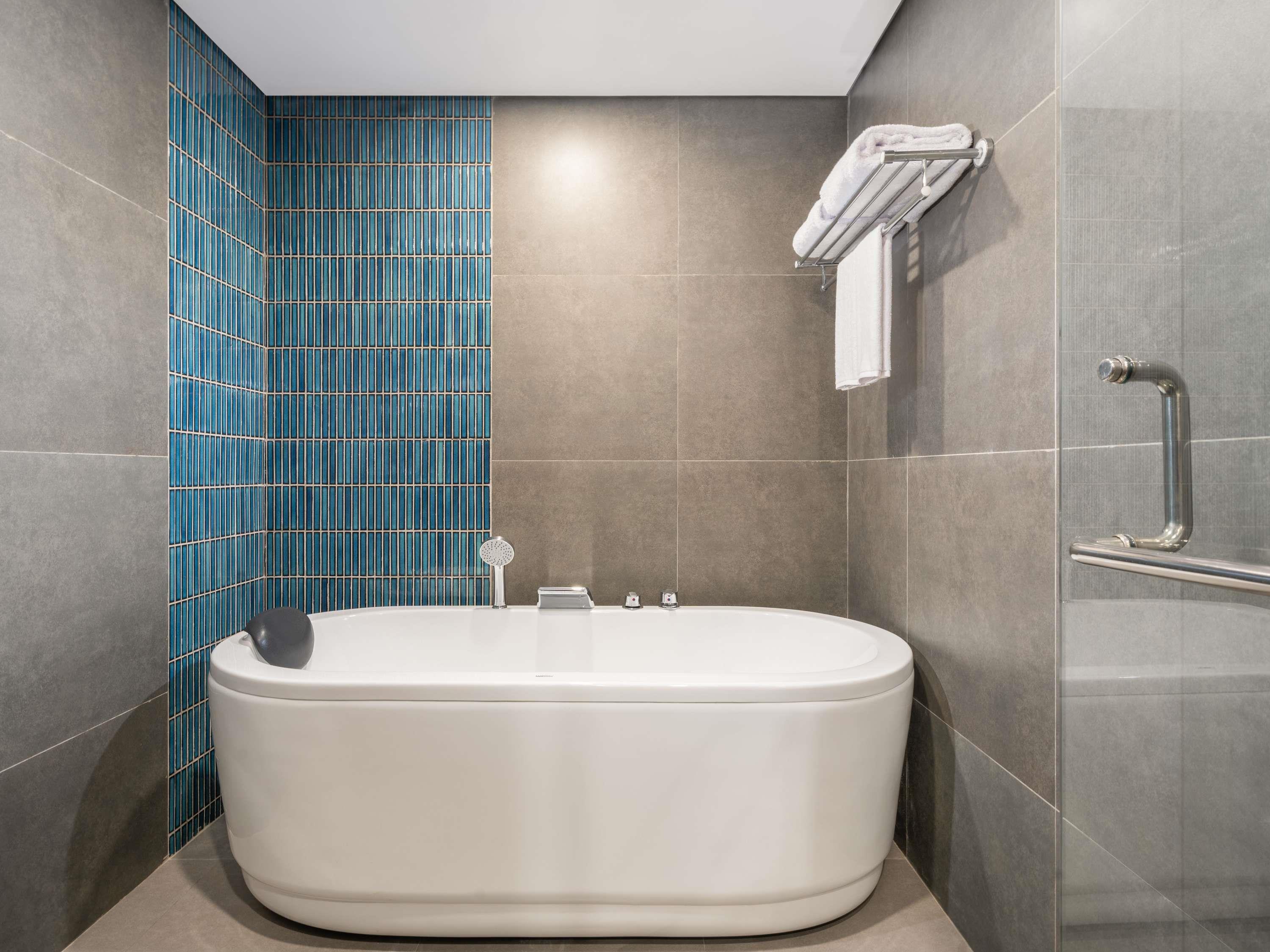 ibis budget Jakarta Daan Mogot Room Type - Family Room with One King Bed and Two Single Beds ibis budget Jakarta Daan Mogot Room Type - Family Room with One King Bed and Two Single Beds