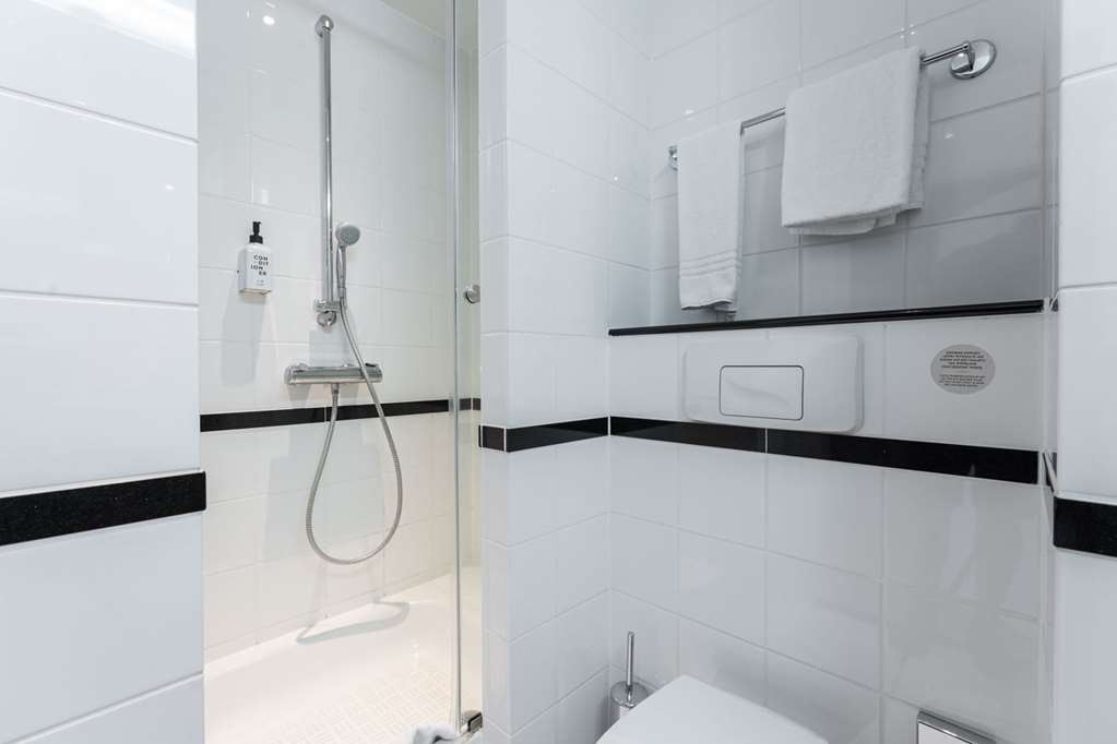 Scandic Gdansk-guestroom-Guest Room,Bathroom,On-Site.jpg