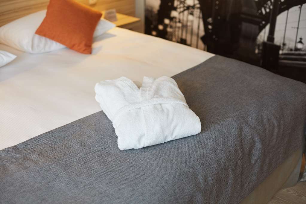 Scandic Wroclaw-guestroom-Guest Room,Suite,On-Site,Superior Room.jpg