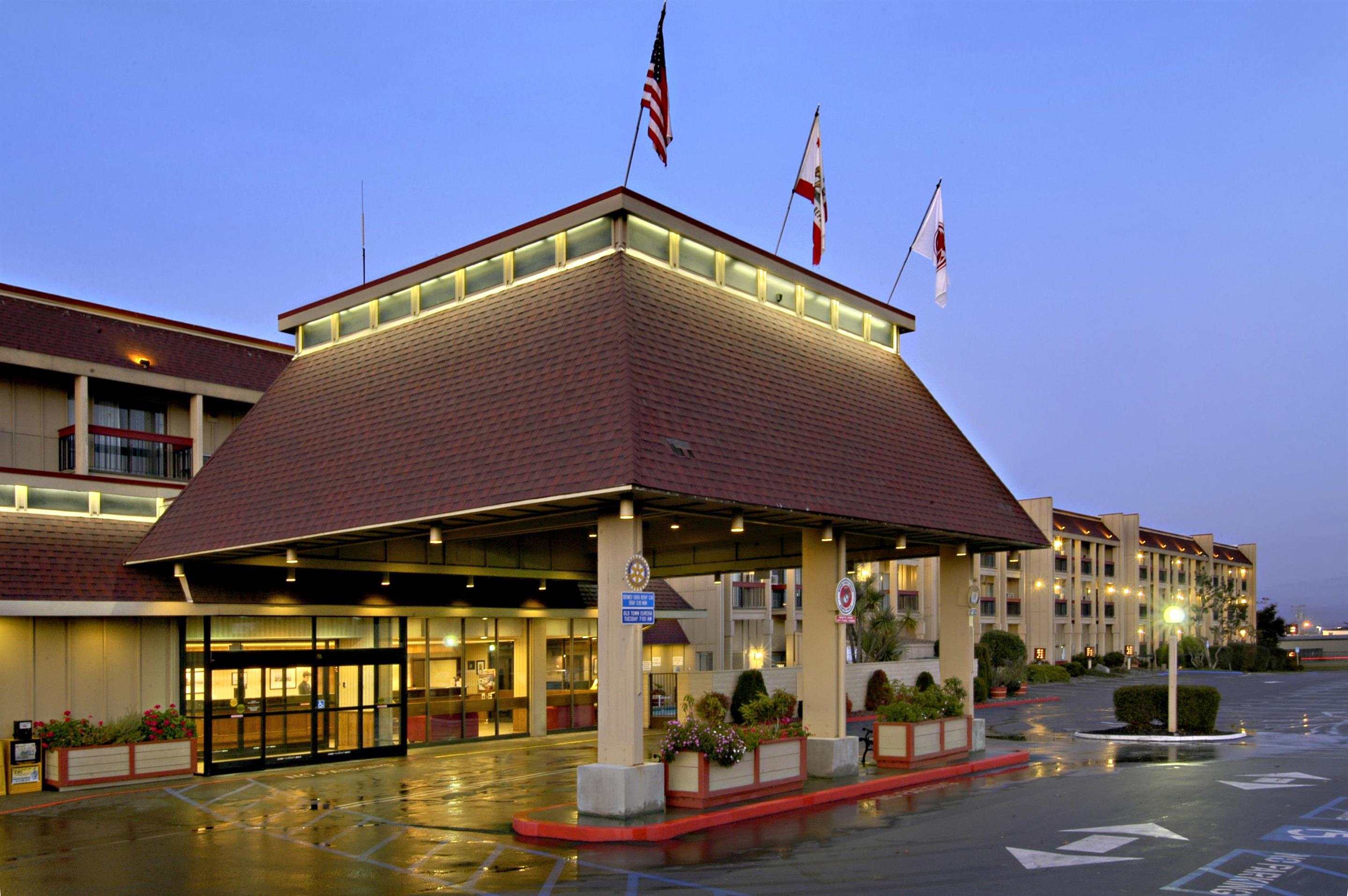 Exterior | Red Lion Hotel Eureka